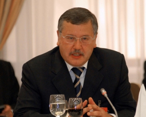 Гриценко живет на зарплату и пенсию