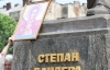 Пам'ятник Степану Бандері  у Львові охороняють 16 міліціонерів