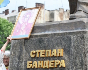 Памятник Степану Бандере во Львове охраняют 16 милиционеров
