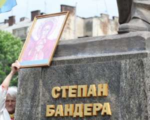 Пам&#039;ятник Степану Бандері  у Львові охороняють 16 міліціонерів
