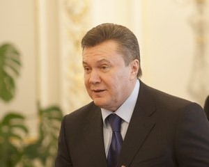Янукович поручил Азарову найти 3 млрд грн на дороги