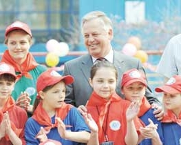 Комуністи хочуть ощасливити українських дітей 