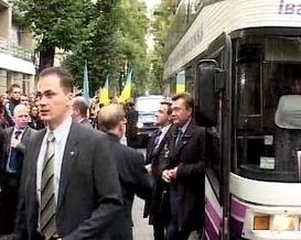 Янукович простил яичного террориста?