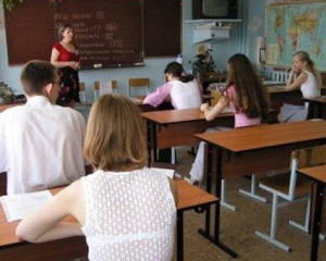От учеников украинской школы в Донецке пытаются избавится шантажом