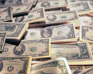 Долар подешевшав до мінімуму за 3 тижні на очікуванні слабких статданих зі США