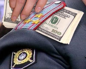 Два рівненських міліціонера погоріли на хабарі в 30 тис. гривень