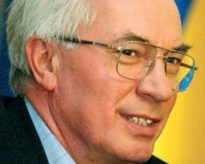 Азаров обіцяє вчасно віддавати борги закордон