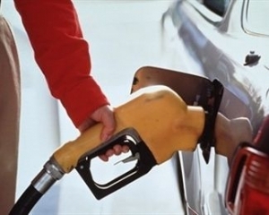 Держпідприємства купили бензин у Коломойського по 17 гривень за літр