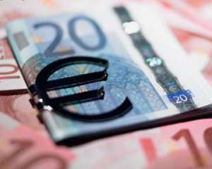 В Украине на 3 копейки подешевел межбанковский евро 