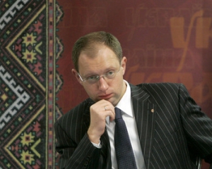 Яценюк обіцяє Азарову пенсію у 764 гривні