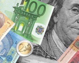 Межбанковский евро упал, курс доллара почти не изменился