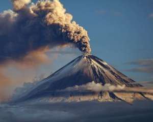 Вулкан на Камчатке выбросил столб пепла на высоту 10 км