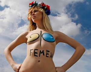 &quot;Femen&quot; пытался в Печерском суде выкупить Луценко