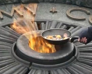 В Киеве под носом у Януковича приготовили три яичницы на вечном огне