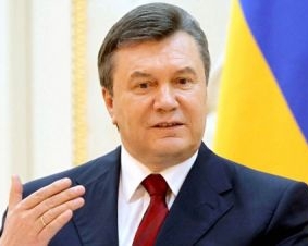 Решение КС не запрещает использование красного знамени в День Победы - Янукович