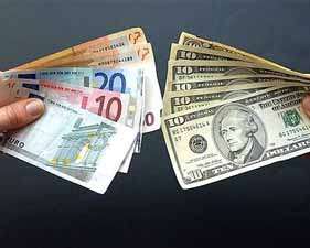 Євро подешевшав відносно долара та ієни