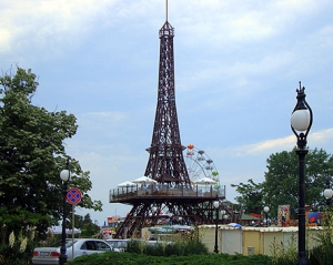 На Донеччині замість пам&#039;ятника Шевченку встановлять макет Ейфелової вежі
