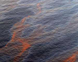 Біля Севастополя плаває нафтова пляма розміром із футбольне поле