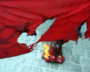 В Донецке шахтеры сожгли флаги нацистов и коммунистов