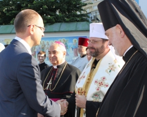 Яценюк собрал на молитву представителей ведущих церквей 