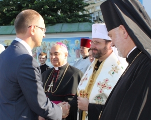 Яценюк зібрав на молитву представників провідних церков