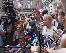 На суд над Тимошенко пришли тысячи людей
