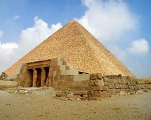 В Египте приступили к раскопкам солнечной ладьи у пирамиды Хеопса