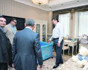 Янукович объяснил, зачем он спит с пчелами