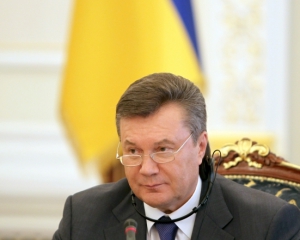 Янукович заступился за Азарова