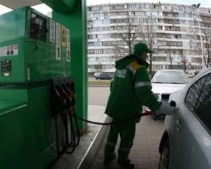 В Украине впервые в этом году подешевел бензин