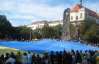 Крупнейший в мире сине-желтый флаг развернули во Львове