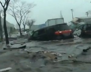 Унікальне відео з епіцентру цунамі знайшли під завалами в Японії