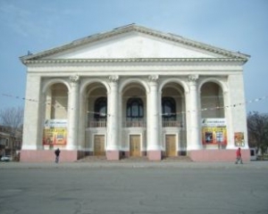 У Херсоні люди дивитимуться замість театру на супермаркет