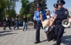 Femen біля Ради роздяглися проти "бичої реформи"