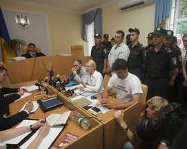 Печерський суд постановив судити Тимошенко без адвоката Власенка