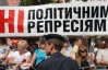 Под Печерским судом лепят Януковичу дули