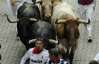 Испанцы убегают от разъяренных быков