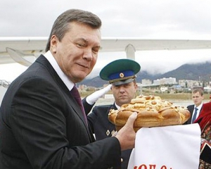 Януковича привітають короваєм і квітами 