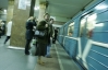 На колії київського метро впав чоловік