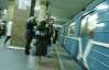 На рельсы киевского метро упал мужчина