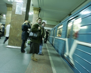 На колії київського метро впав чоловік