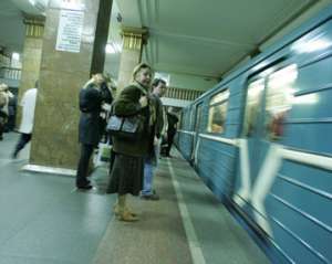 На рельсы киевского метро упал мужчина