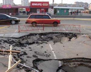 Фура провалилась под асфальт в центре Киева