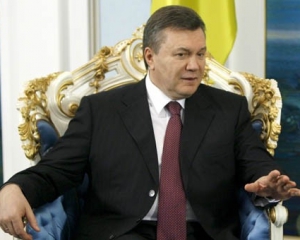 Оппозиционеры подарили бы Януковичу Конституцию и &quot;Кобзарь&quot;
