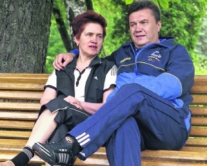Во время отпуска Янукович плавает и рыбачит