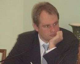 У Азарова решили брать деньги за информацию для СМИ