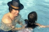 Том Круз плавал в бассейне со шляпой на голове