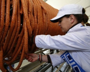 Білоруси роблять ковбасу з шоколадом