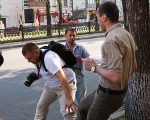 Сотрудника посольства Грузии уволили за нападение на журналиста