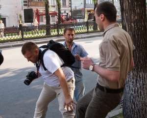 Співробітника посольства Грузії звільнили за напад на журналіста
